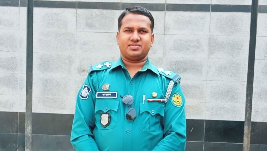ঢাকায় পুলিশ কর্মকর্তা নিহত বাসের ধাক্কায়