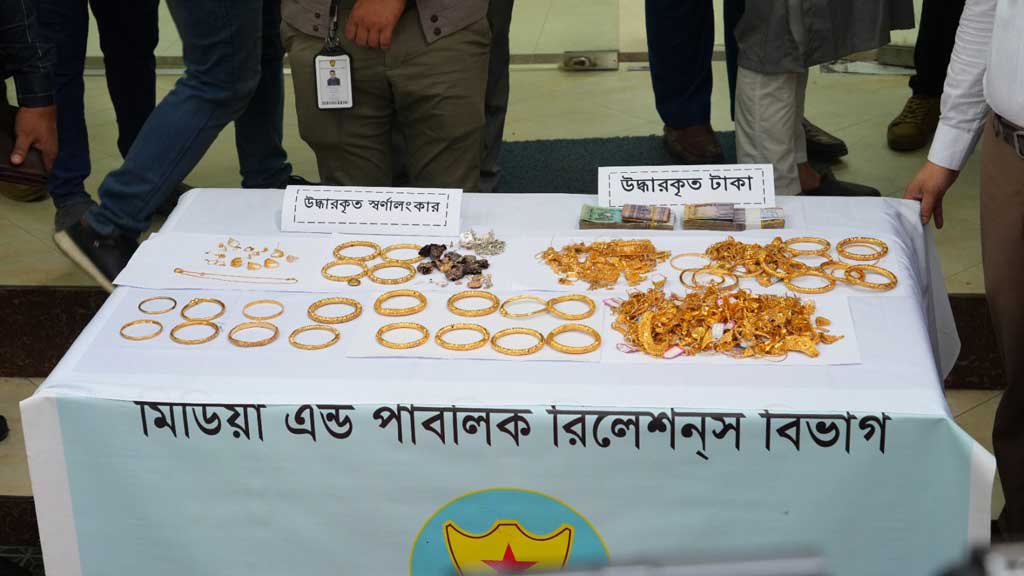 বোরকা পরে জুয়েলারি দোকানে চুরির ঘটনায় ৪ জন গ্রেপ্তার